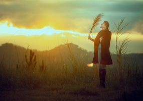 黄昏落日荒野美女写真图片